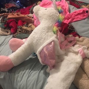 Unicorn very well taken care of no tares or staine